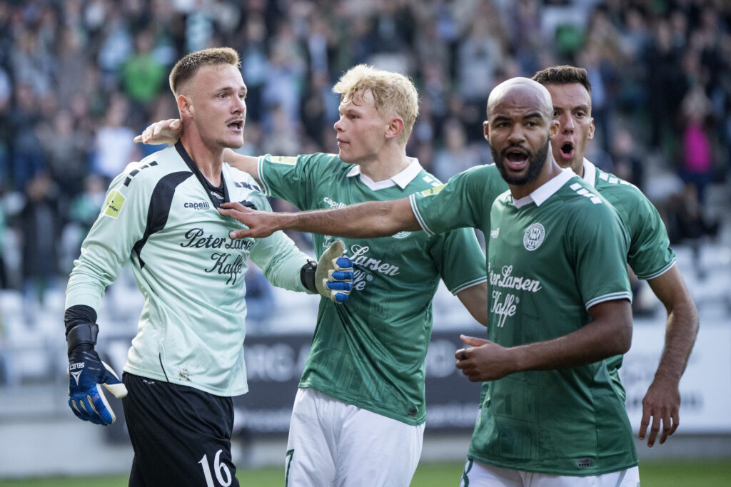 Oscar Hedvalls holdkammerater tiljubler ham efter straffesparksredningen mod Lyngby Boldklub.