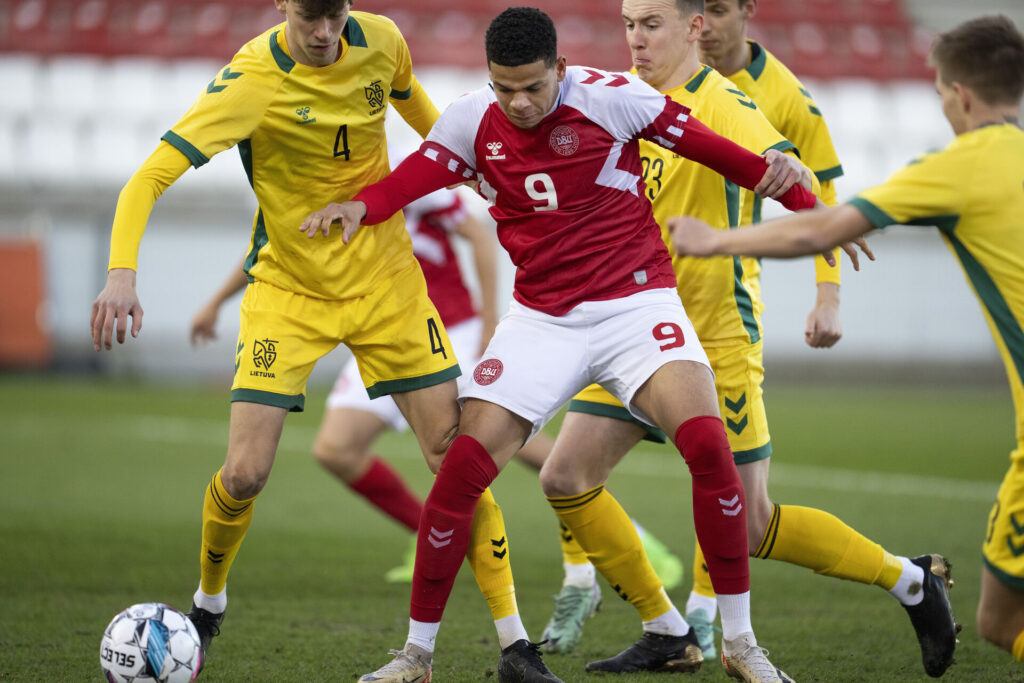 William Osula (9) omgivet af litauiske spillere under U21 EM-kvalifikationskampen mellem Danmark og Litauen på Vejle Stadion tirsdag den 26. marts 2024. Kampen endte 3-0.