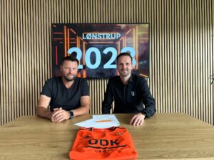 Lønstrup med trøje foran sig