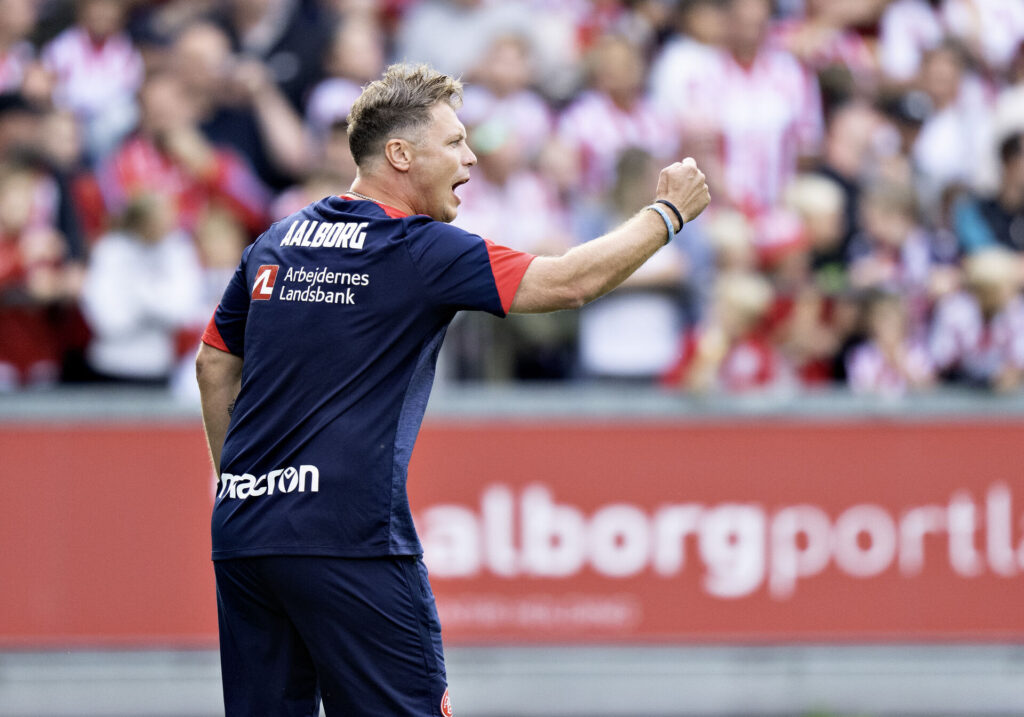 AaB's cheftræner Menno van Dam i superligakampen mellem AaB og Brøndby IF på Aalborg Portland Park, søndag den 18. august 2024.