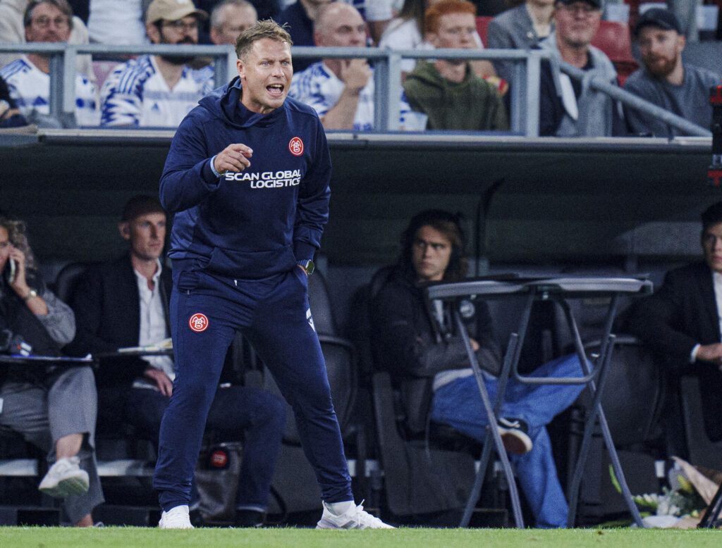 Menno Van Dam på sidelinjen for AaB mod FCK i parken.