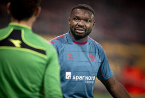 Jores Okore under en af sine sidste kampe for AaB.