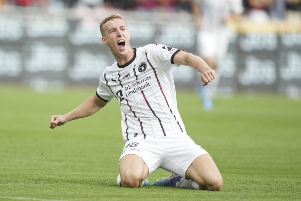 Adam Buksa jubler efter scoring for FC Midtjylland.