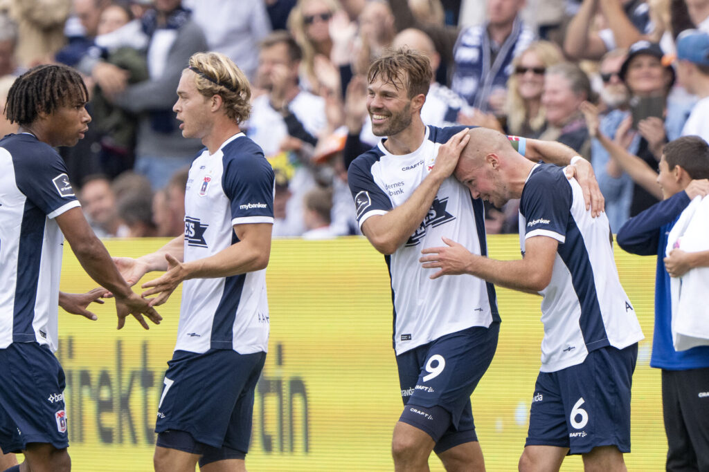 AGF-spillerne jubler efter en scoring.