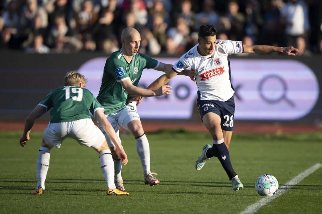 Adam Daghim i kamp for AGF mod Viborg.