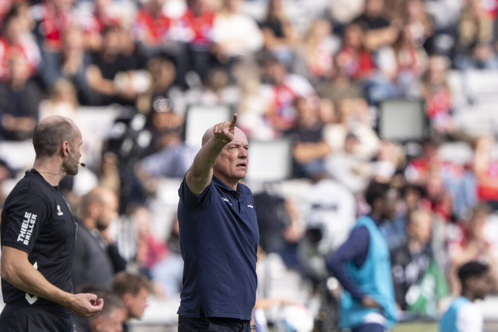 Uwe Rösler dirigerer AGF-spillerne under kampen mod Silkeborg IF.