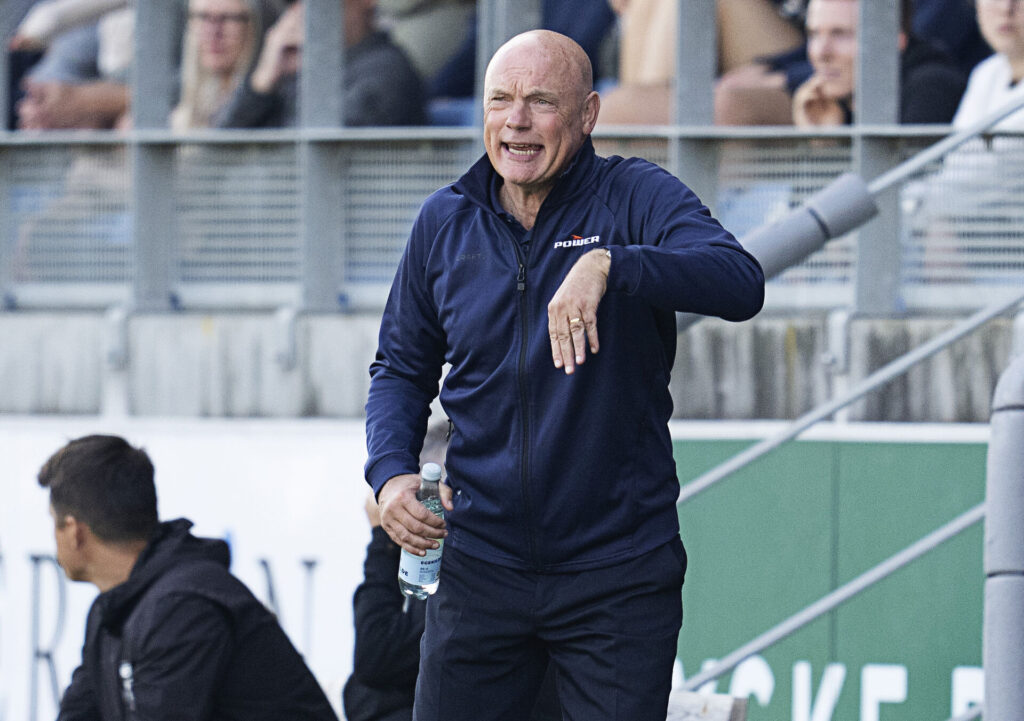 Uwe Rösler på sidelinjen for AGF under udekampen mod Lyngby Boldklub.