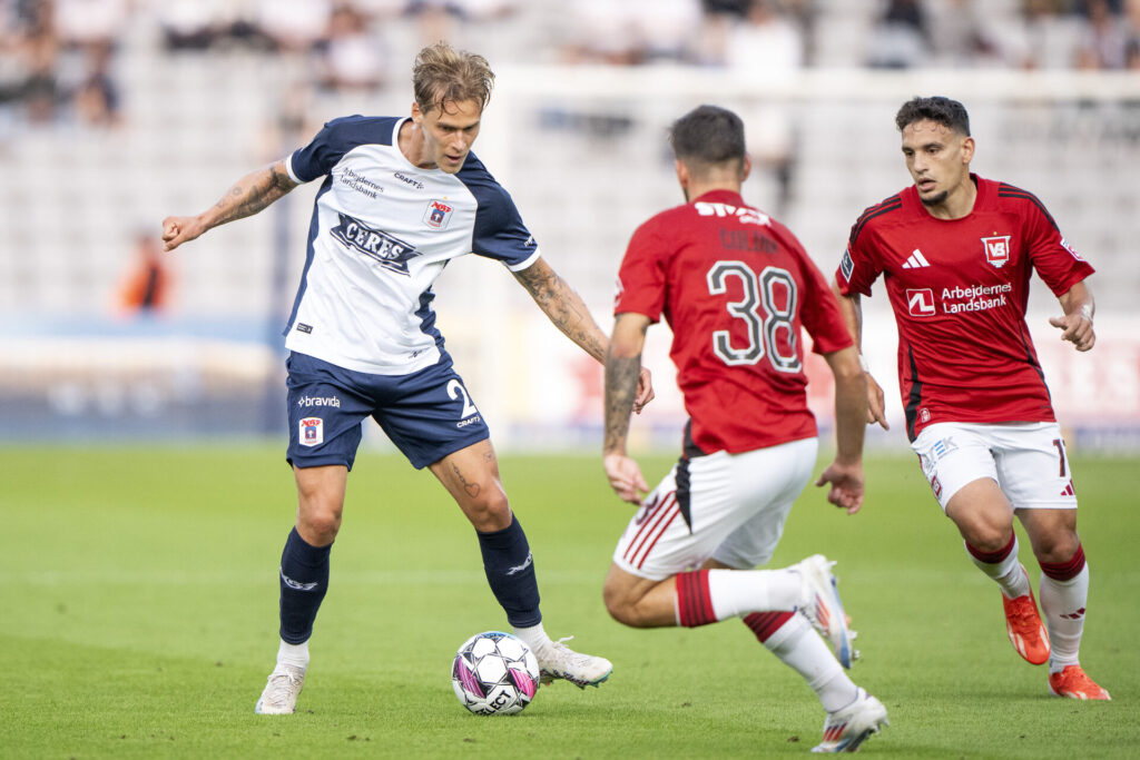 AGFs Felix Beijmo overfor Vejles David Colina under superligakamp mellen AGF og Vejle Boldklub på Ceres Park i Aarhus mandag den 19. august 2024