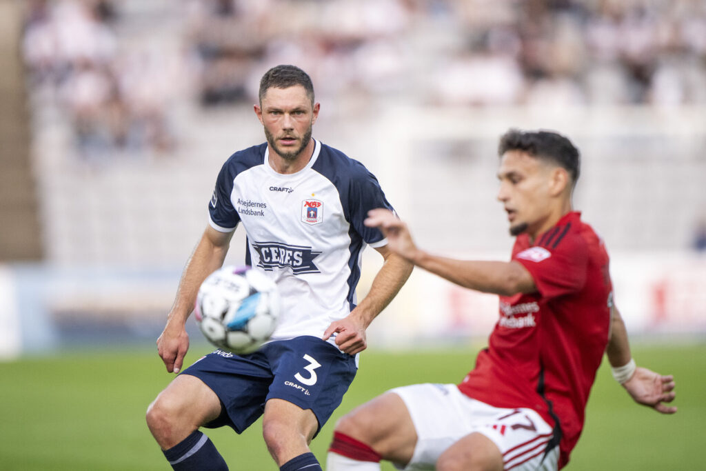 AGFs Henrik Dalsgaard overfor Vejles Dimitris Emmanouilidis under superligakamp mellen AGF og Vejle Boldklub på Ceres Park i Aarhus mandag den 19. august 2024