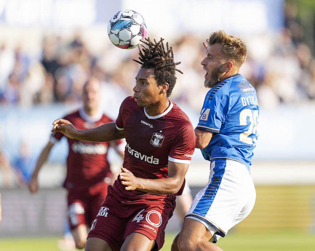 AGFs Jonas Jensen-Abbew og Lyngbys Frederik Gytkjær under superligakampen mellem Lyngby Boldklub og AGF på Lyngby Stadion søndag den 22. september 2024