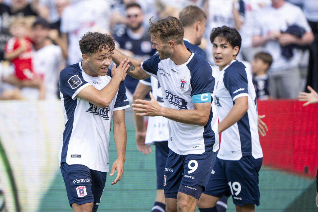 AGFs Mikael Anderson har scoret til 3-2 og jubler med Patrick Mortensen og Eric Kahl under superligakampen mellem AGF og FC Nordsjælland på Ceres Park i Aarhus lørdag den 31. august 2024