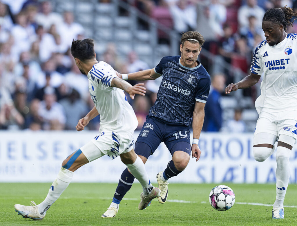 AGFs Sigurd Haugen og FCKs Munashe Garananga under superligakampen mellem FC København og AGF i Parken søndag den 28. juli 2024