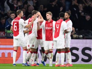 Ajax-spillerne fejrer en scoring mod Besiktas.