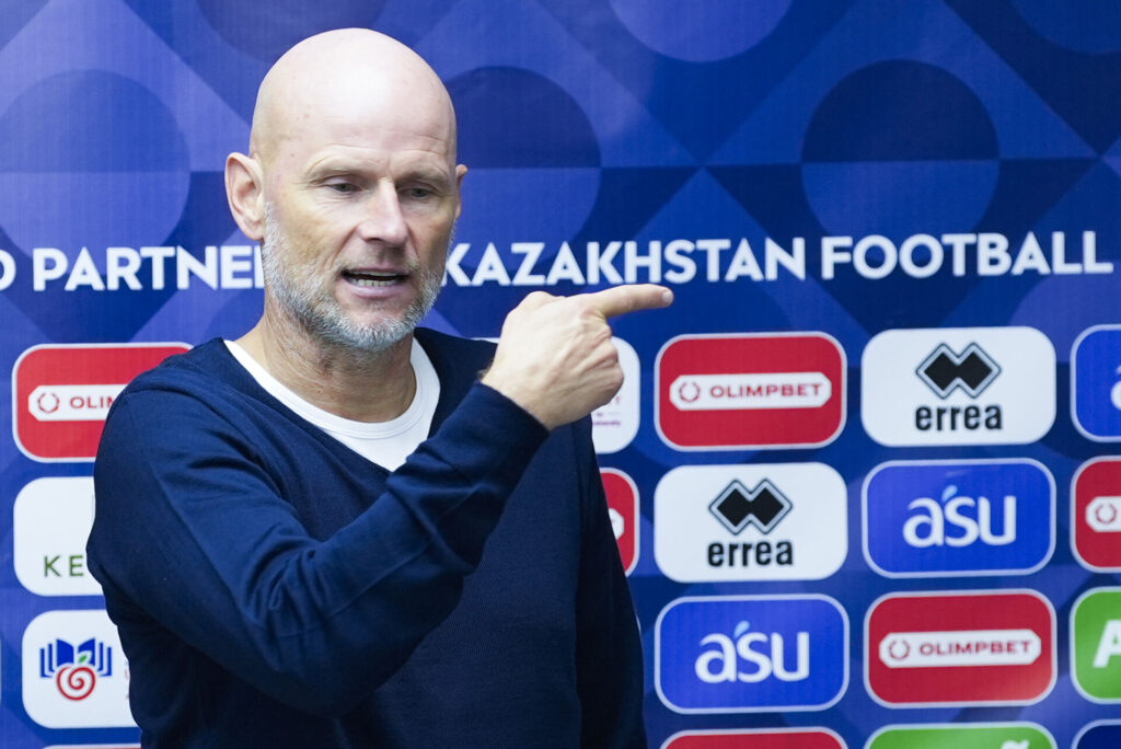 Ståle Solbakken med det norske landshold i Kasakhstan.