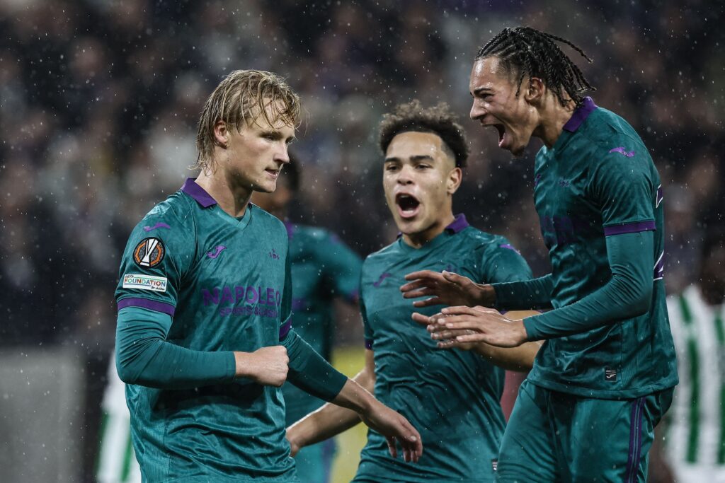 Kasper Dolberg fejrer sin scoring for Anderlecht.