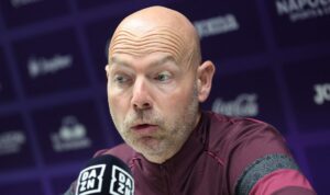 Riemer på pressemøde