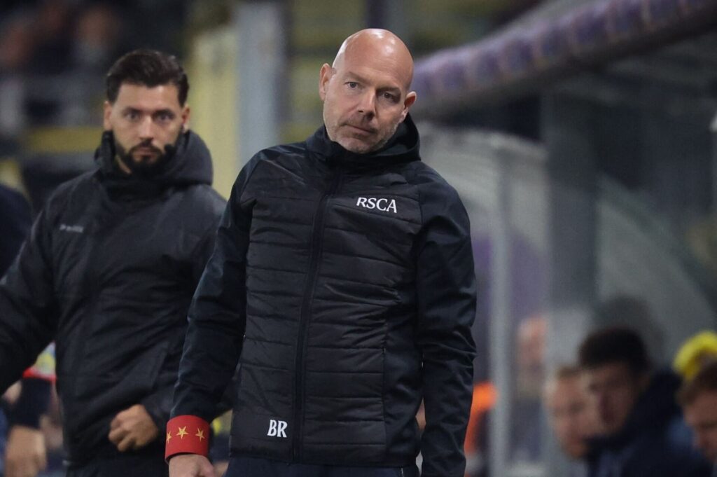 Brian Riemer skæver ind på banen for Anderlecht