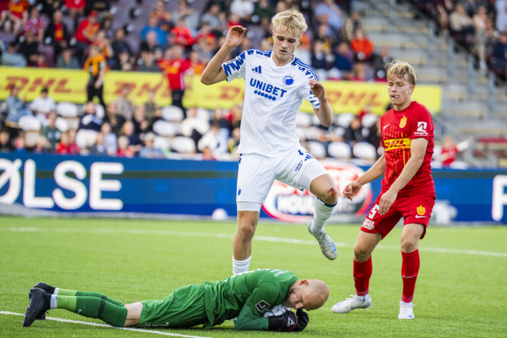 Victor Froholdt må se Andreas Hansen snuppe bolden i kampen mellem F.C. København og FC Nordsjælland.