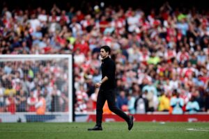 Mikel Arteta på vej fra banen efter Arsenals kamp mod Brighton.