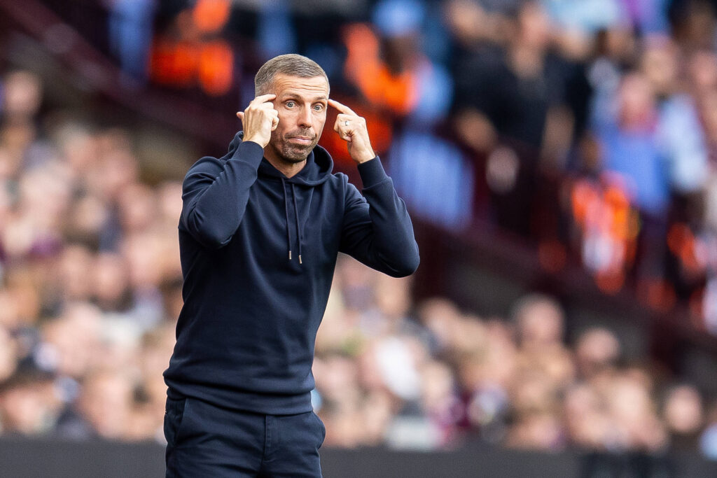 Gary O'Neil gestikulerer på sidelinjen for Wolves i Premier League.