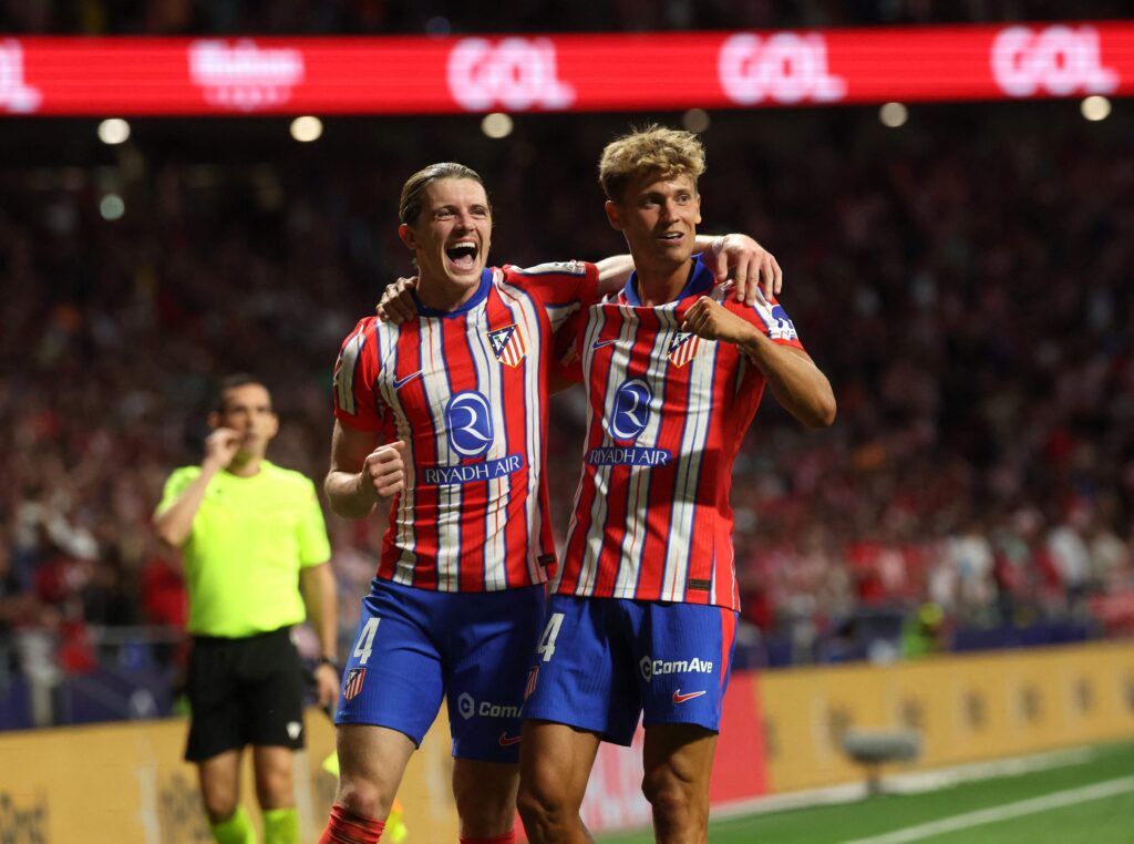 Conor Gallagher og Marcos Llorente fejrer Gallaghers første scoring for Atlético Madrid.