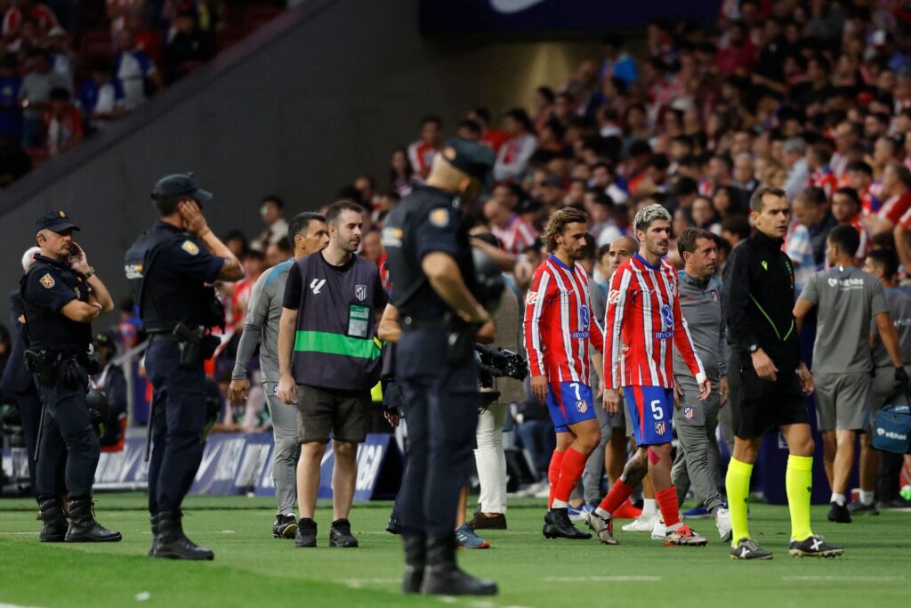 Atlético Madrid-spillere forlader banen mod Real Madrid.