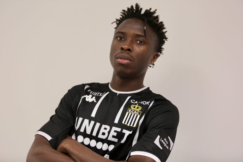 Youssouph Badji står med korslagte arme for Charleroi