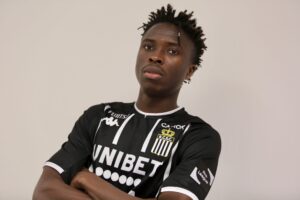 Youssouph Badji står med korslagte arme for Charleroi