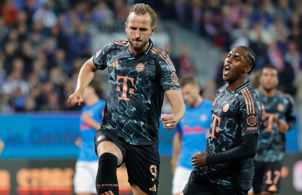 Harry Kane hopper og jubler efter mål for Bayern