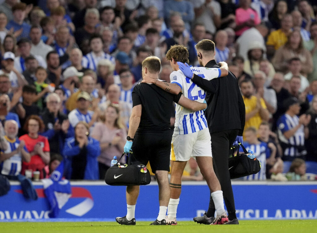 Matt O'Riley hjælpes fra banen efter en skræktackling i sin Brighton-debut mod Crawley.