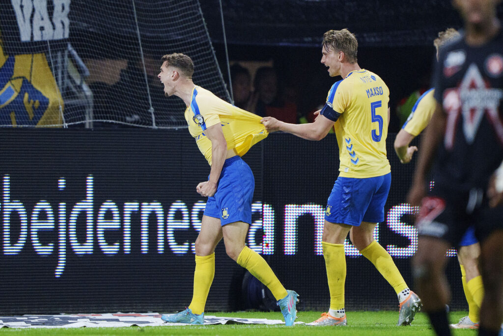 Andreas Bruus jubler mod Brøndby-fansene.