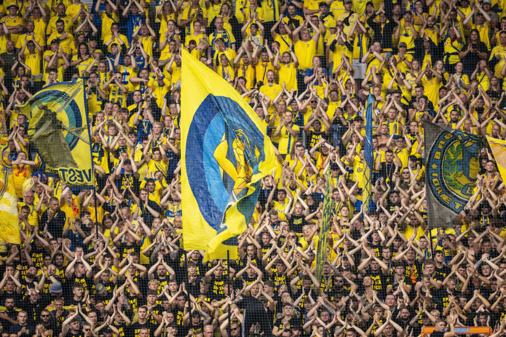 Brøndby-fans på stadion i Parken til kampen mod F.C. København.