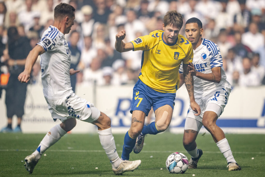 Nicolai Vallys forsøger at drible et par modstanderen under kampen mellem Brøndby og FC København.