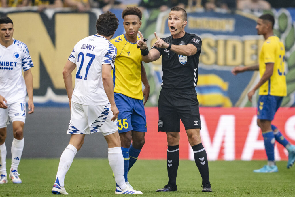 Thomas Delaney diskuterer med dommeren under kampen mellem FCK og Brøndby.