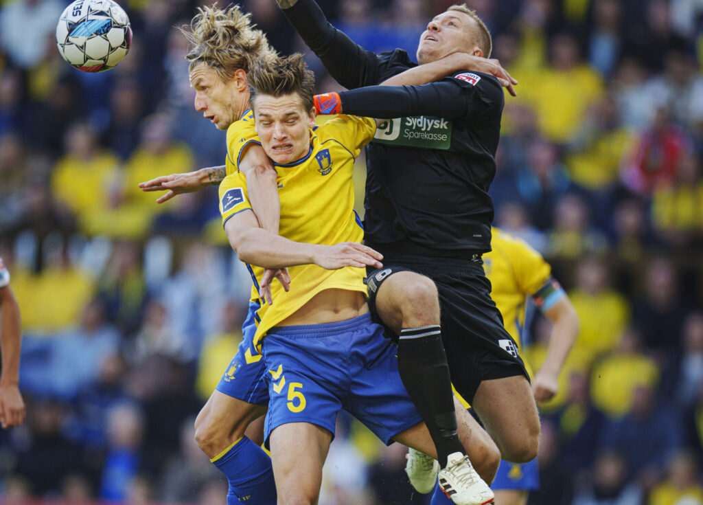 Brøndbys Daniel Wass og Rasmus Lauritsen og Sønderjyskes Jakob Busk under superligakampen mellem Brøndby IF og Sønderjyske på Brøndby Stadion søndag den 15. september 2024