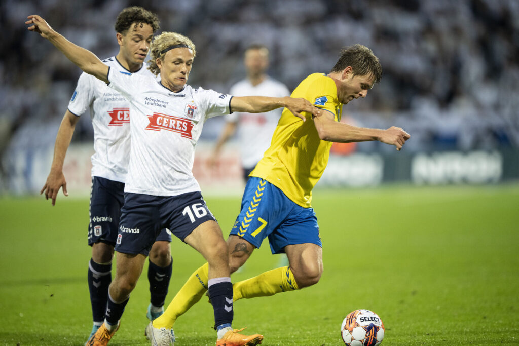 Brøndbys Nicilai Vallys i kamp med AGFs Julius Beck og Mikael Anderson under superligakampen mellem AGF og Brøndby IF i Aarhus søndag den 17. september 2023.