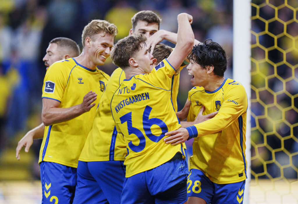 Brøndby-spillere fejrer scoring mod Sønderjyske.