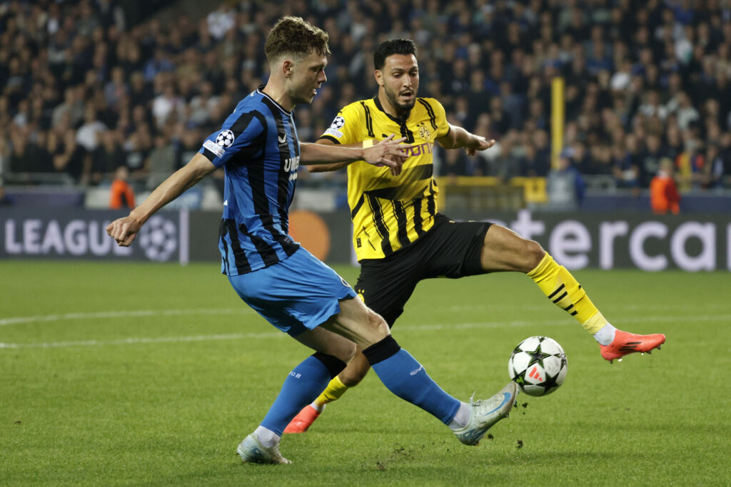 Andreas Skov Olsen i kamp for Club Brugge mod Dortmund.