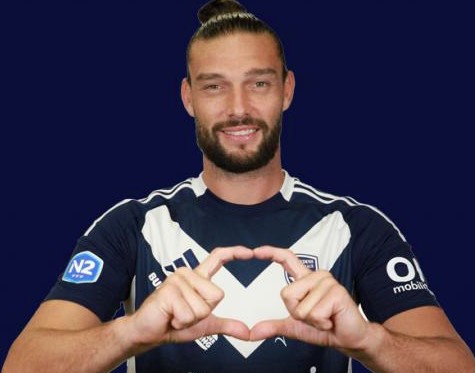 Andy Carroll præsenteres i franske Bordeaux.