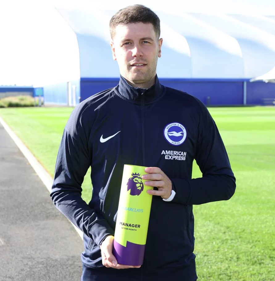 Brighton-manager Fabian Hürzeler med prisen som månedens manager i Premier League i august 2024.