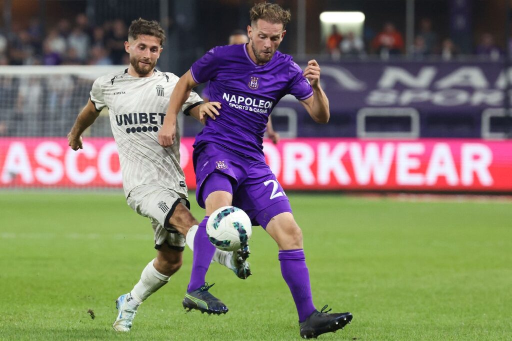 Anderlecht og Charlerois spillere i kamp om bolden.