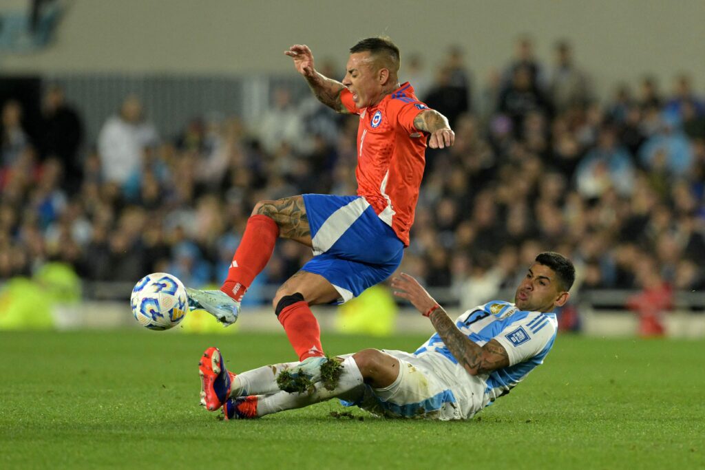 Cristian Romero tackler Eduardo Vargas i Copa America-kampen mellem Argentina og Chile.