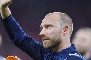 Christian Eriksen vinker ud til fans efter Nations League-kampen mellem Danmark og Serbien.