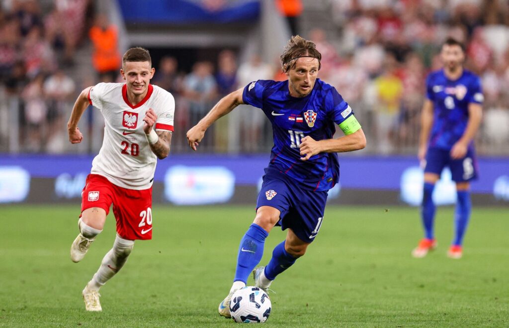 Luka Modric driver bolden frem under kampen mellem Kroatien og Polen.