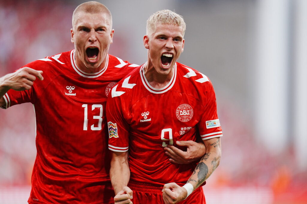 Rasmus Nissen Kristensen og Albert Grønbæk fejrer Danmarks scoring