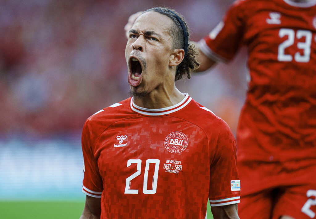 Yussuf Poulsen jubler vildt efter sin saksesparksscoring for Danmark.