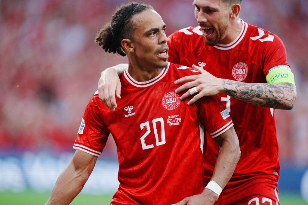 Yussuf Poulsen og Pierre-Emile Højbjerg jubler over Poulsens saksesparksscoring mod Serbien.