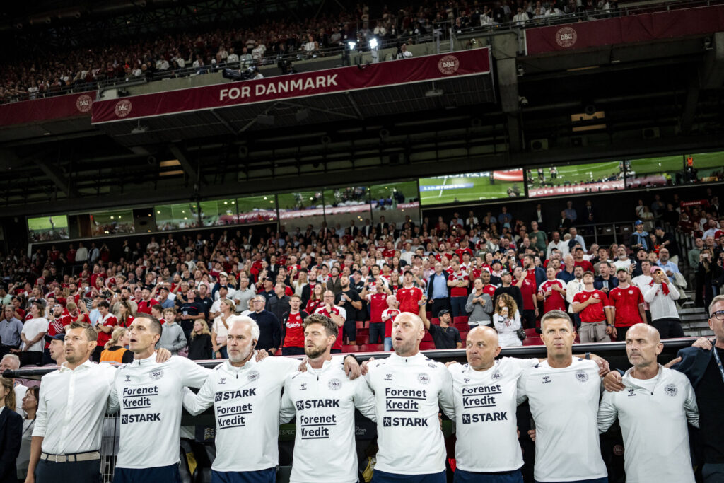 Den danske landsholdsstab synger nationalmelodi forud for kampen mod Schweiz.