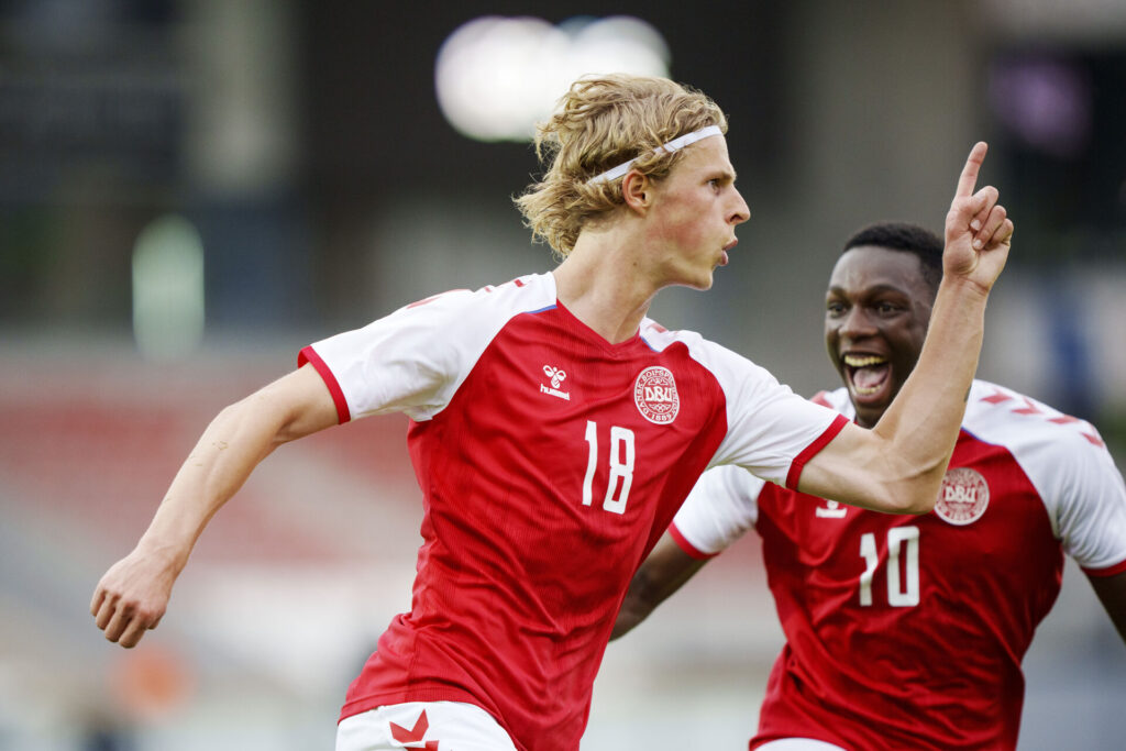 Maurits Kjærgaard fejrer en scoring for det danske U21-landshold.