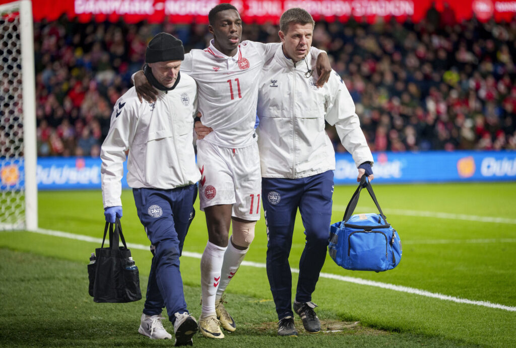 Mohamed Daramy må hjælpes fra banen med en skade under kampen mellem Danmark og Finland.